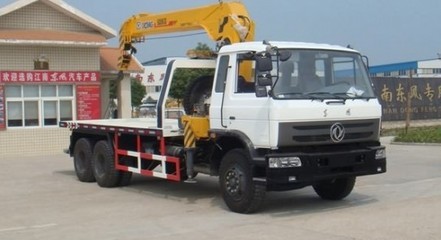 東風153平板帶吊清障車 高效救援的理想解決方案